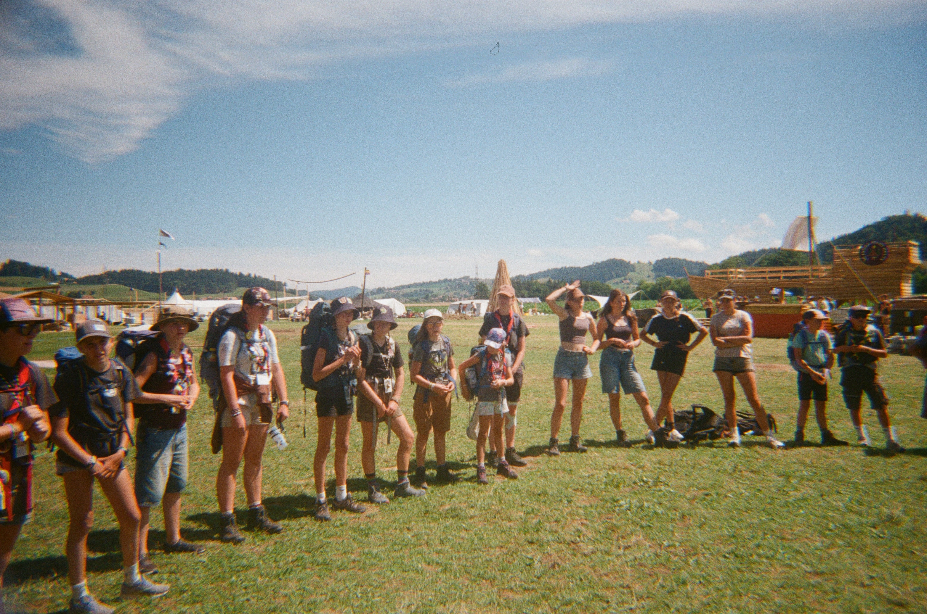 Pfadi beim Zeltbauen und am Lagerfeuer
